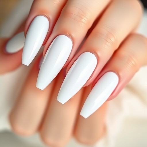 طراحی ناخن سفید با کروم